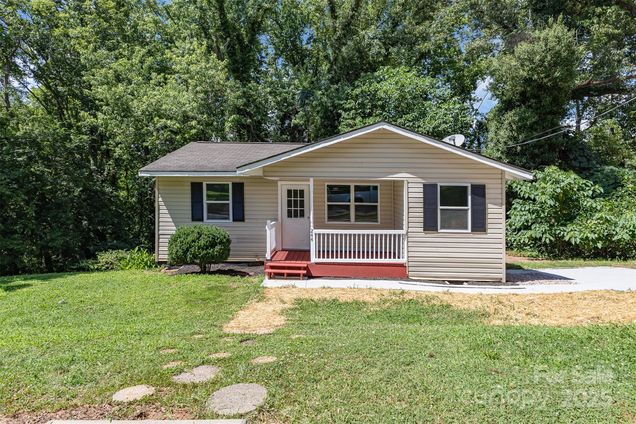 244 6th Avenue SW Hickory, NC House Active - Photo 1 of 10. Opens carousel modal