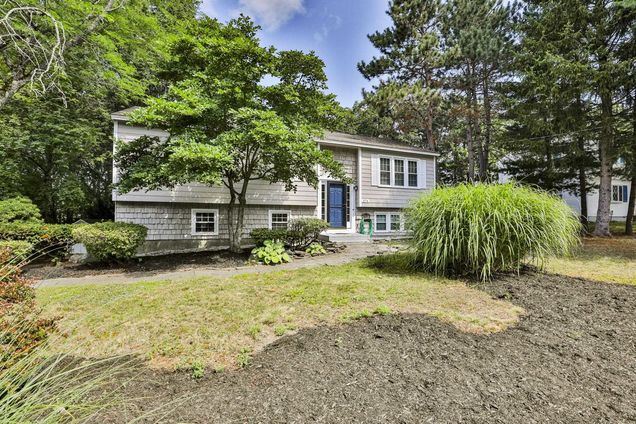 574 Oak Manchester, NH House Active - Photo 1 of 36. Opens carousel modal