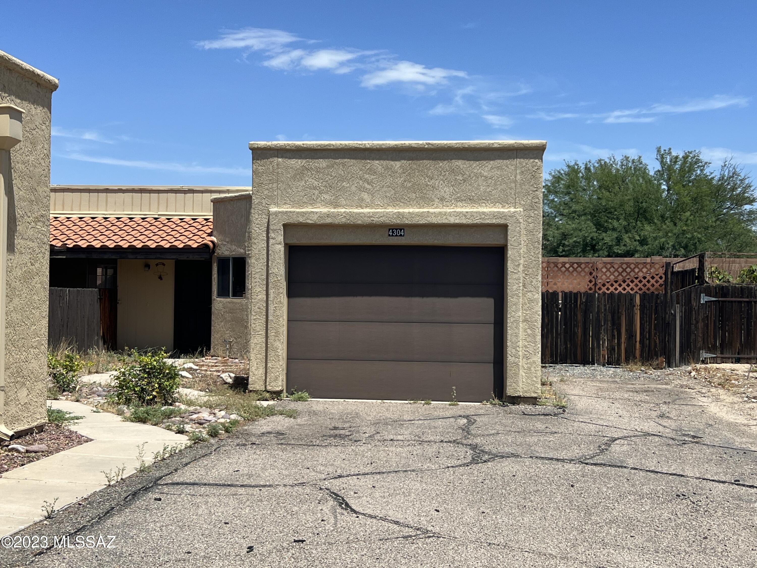 4304 W Pyracantha Dr