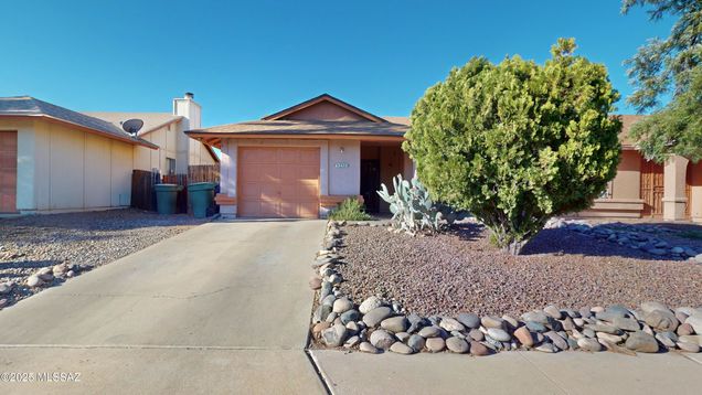 5352 S Carriage Hills Drive Tucson, AZ Townhouse Active - Photo 1 of 33. Opens carousel modal