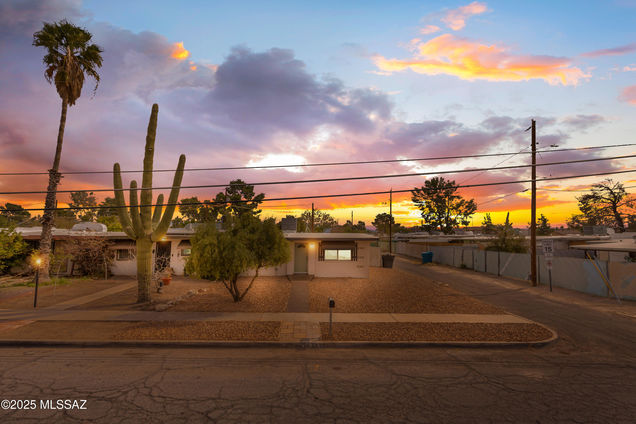 5053 Mountain Avenue Tucson, AZ Townhouse Contingent - Photo 1 of 29. Opens carousel modal