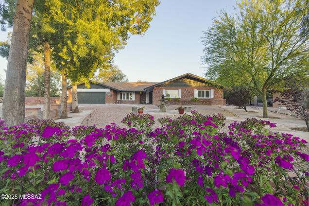 6835 E Calle Luciente