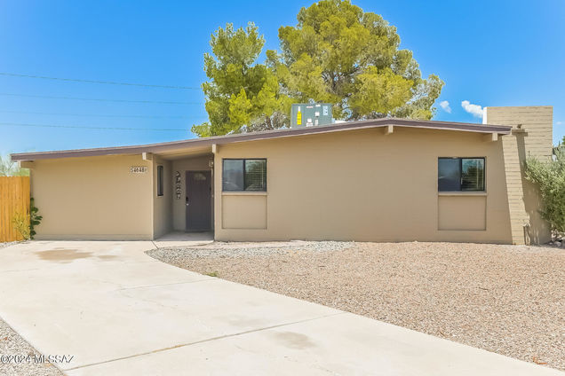 4648 S Rosette Avenue Tucson, AZ House Active - Photo 1 of 16. Opens carousel modal