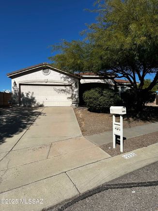 13735 E Shadow Pines Lane Vail, AZ House Active - Photo 1 of 17. Opens carousel modal