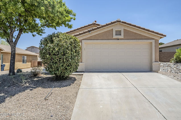 535 S Sweet Ridge Drive Vail, AZ House Active - Photo 1 of 35. Opens carousel modal