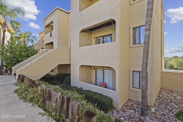 5500 N Valley View Road Unit 211