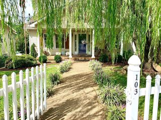103 Chapel Ave