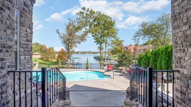 3029 Lakeshore Dr