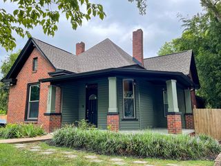 1221 Kenmore Pl