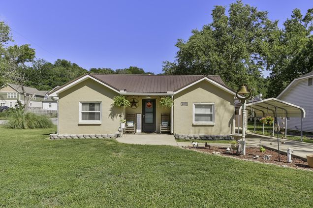 2322 Lyndon Avenue Chattanooga, TN House Sold - Photo 1 of 23. Opens carousel modal