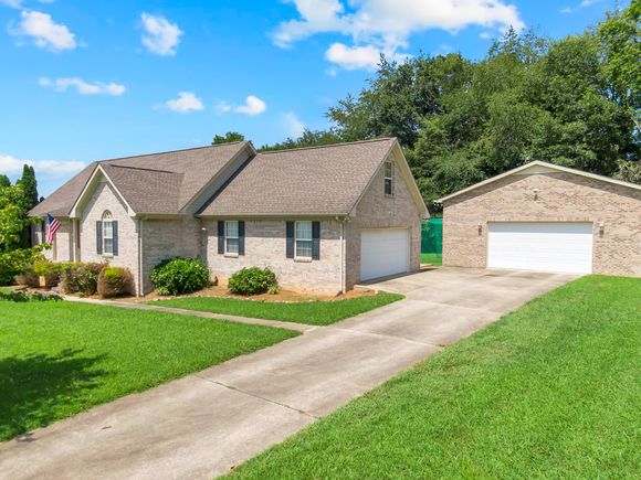 197 Coventry Ct Hillsboro, TN House Active - Photo 1 of 48. Opens carousel modal