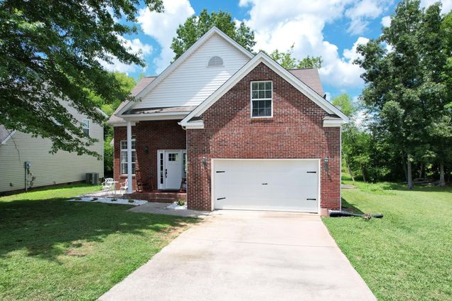 3120 Pin Oaks Circle NE