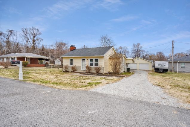 112 N Saltsman Dr Hopkinsville, KY House Active - Photo 1 of 30. Opens carousel modal