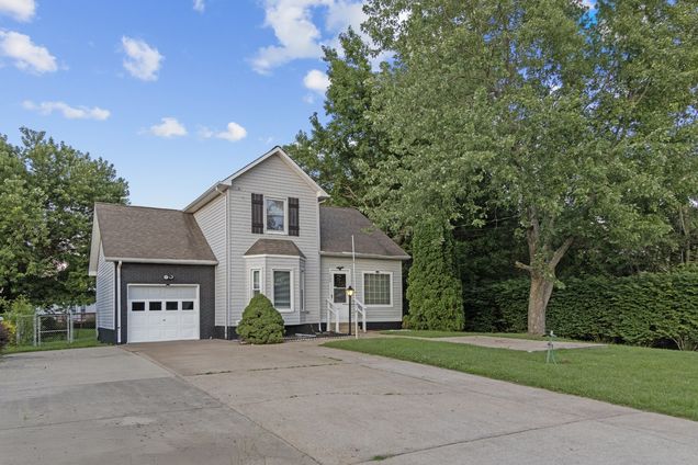 1325 Wennona Dr Clarksville, TN House Active - Photo 1 of 23. Opens carousel modal