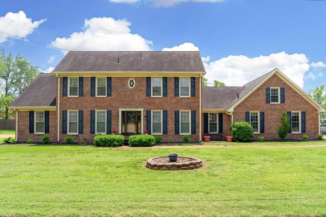 138 Hedgelawn Dr Hendersonville, TN House Active - Photo 1 of 52. Opens carousel modal