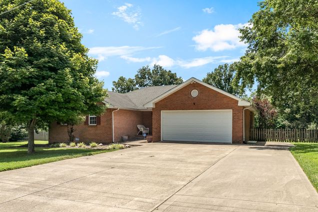 1005 Nina Dr Springfield, TN House Active - Photo 1 of 24. Opens carousel modal