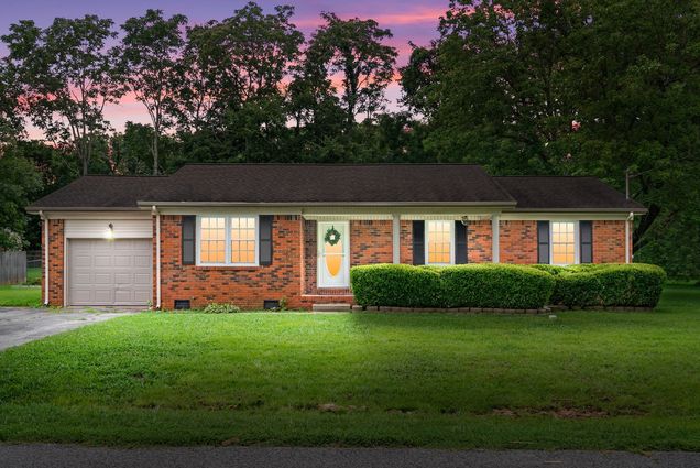 3928 Tanglewood Dr Hopkinsville, KY House Active - Photo 1 of 27. Opens carousel modal