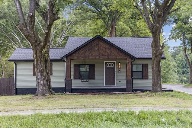 712 Westside Dr Tullahoma, TN House Active - Photo 1 of 30. Opens carousel modal