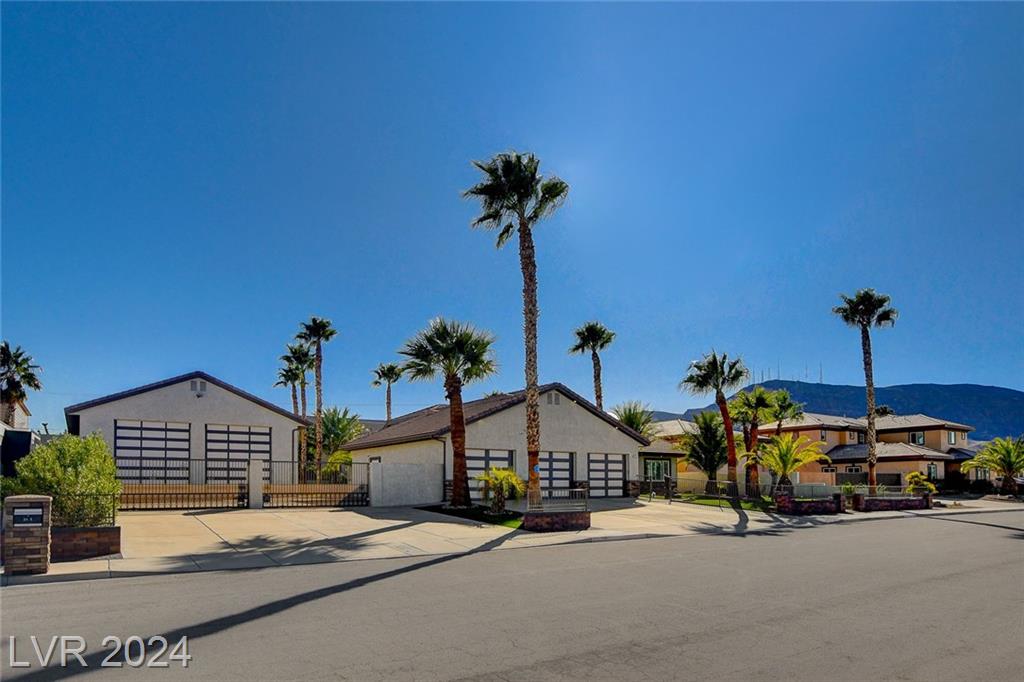 211 East Country Clb Dr