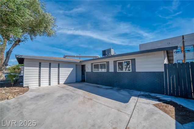 2825 Kings Way Las Vegas, NV House Active - Photo 1 of 29. Opens carousel modal