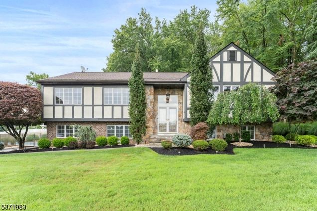 63 Summit Ave