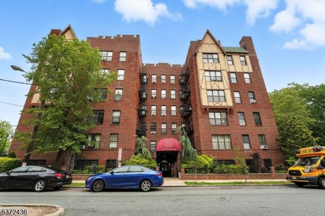 5 Pomona Ave Unit 3C