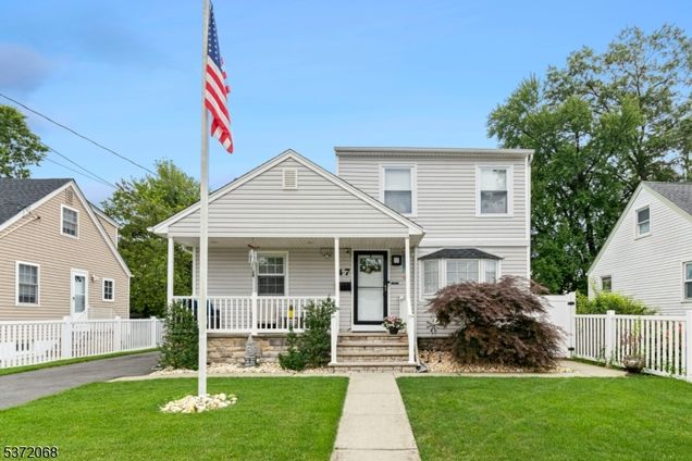 47 Florence Dr Clark Twp., NJ House Active - Photo 1 of 27. Opens carousel modal
