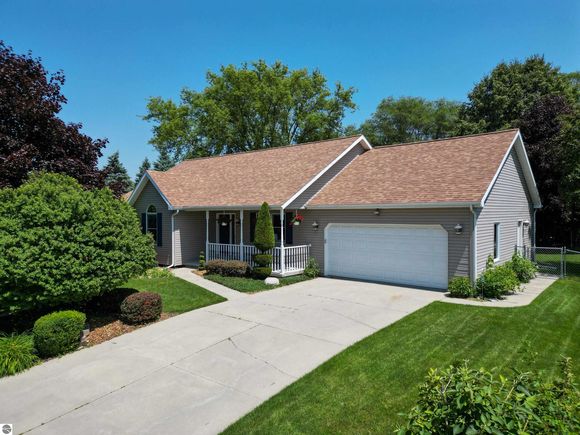 520 E Grand Avenue Mt Pleasant, MI House Active - Photo 1 of 36. Opens carousel modal