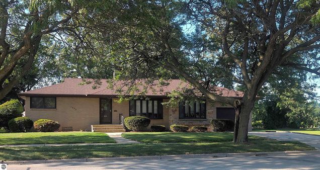 1223 North Drive