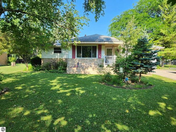 212 S Grove Standish, MI House Active - Photo 1 of 10. Opens carousel modal