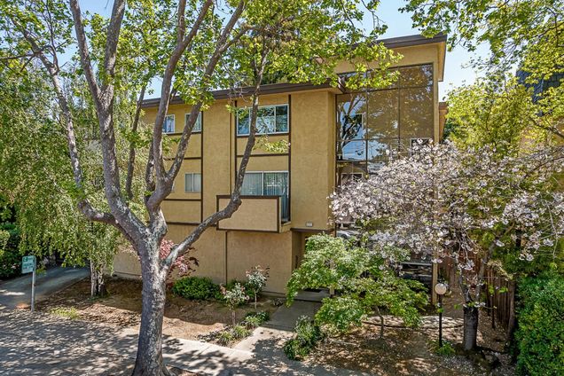 1121 Douglas AVE 201