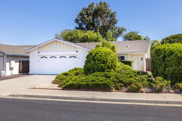 327 Chesapeake AVE