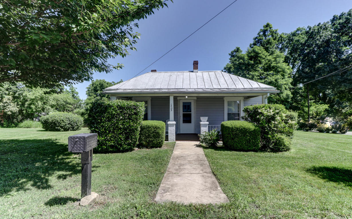 1305 Summit LN, Roanoke, VA 24017 Estately 🧡 MLS 848155