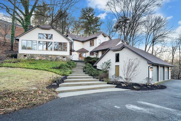 3615 Dogwood LN SW Roanoke, VA House Active - Photo 1 of 95. Opens carousel modal