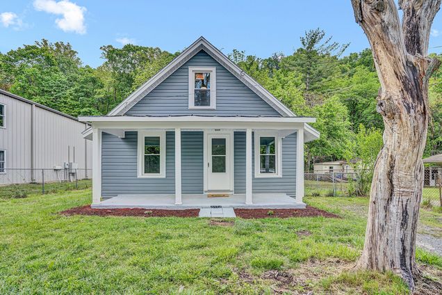 4034 Lee Hwy Troutville, VA House Active - Photo 1 of 19. Opens carousel modal