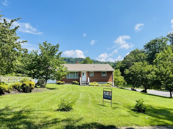 1156 Rosemont LN