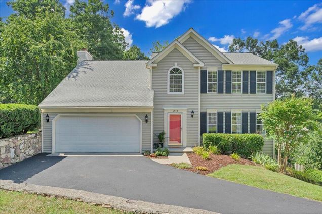 4723 Whipplewood DR Roanoke, VA House Active - Photo 1 of 74. Opens carousel modal