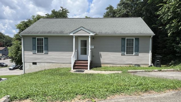 527 Spruce ST Vinton, VA House Active - Photo 1 of 13. Opens carousel modal