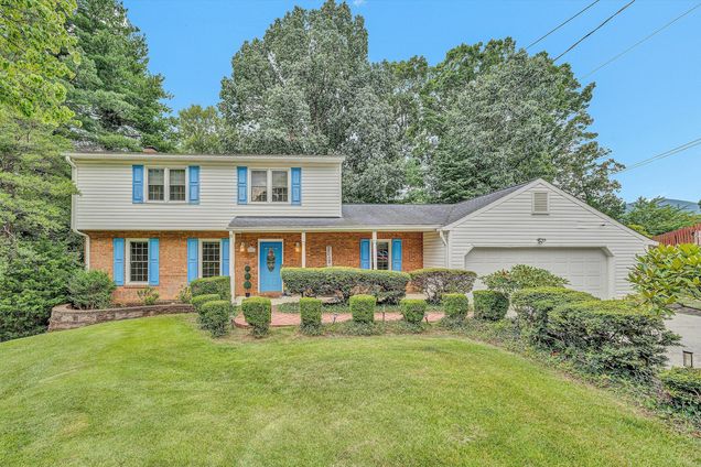 3936 Skylark CIR Roanoke, VA House Active - Photo 1 of 48. Opens carousel modal