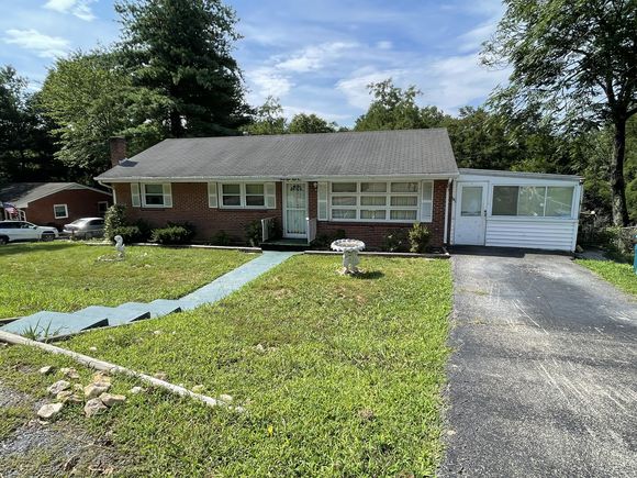 4854 Autumn LN NW Roanoke, VA House Active - Photo 1 of 14. Opens carousel modal