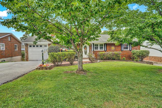 1625 Eanes RD Roanoke, VA House Active - Photo 1 of 36. Opens carousel modal