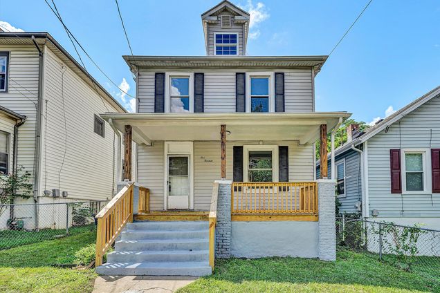 513 Highland AVE SE Roanoke, VA House Active - Photo 1 of 34. Opens carousel modal
