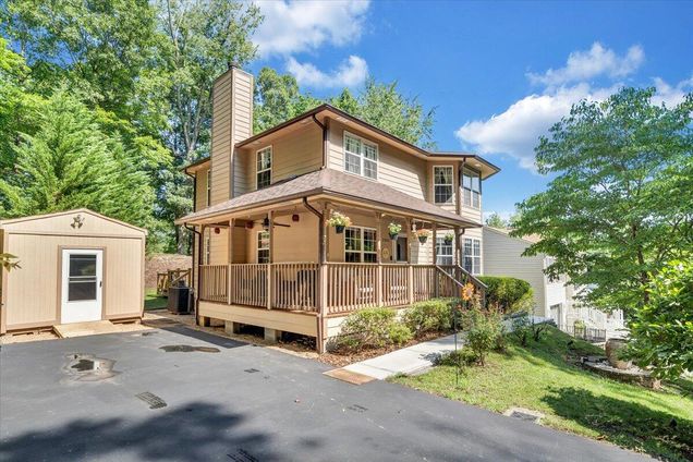 2880 Garden City BLVD SE Roanoke, VA House Active - Photo 1 of 62. Opens carousel modal