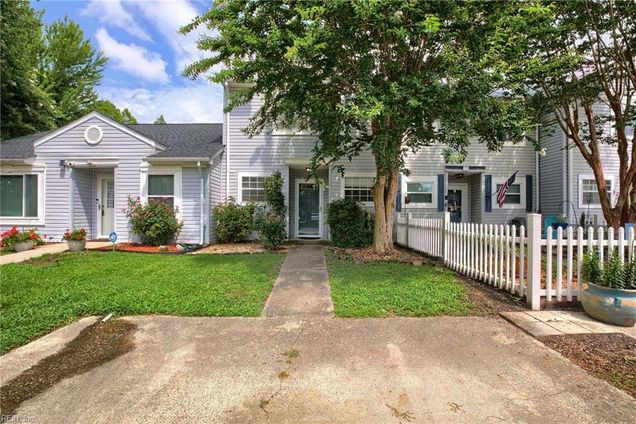 2102 Victoria Court