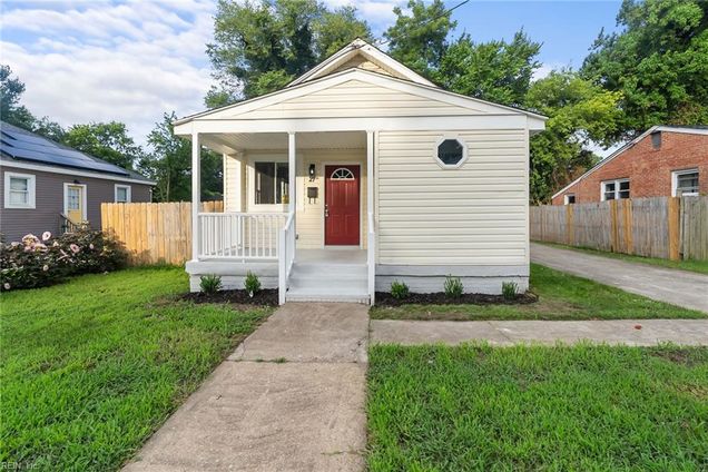 21 W Kelly Avenue Hampton, VA House Active - Photo 1 of 21. Opens carousel modal