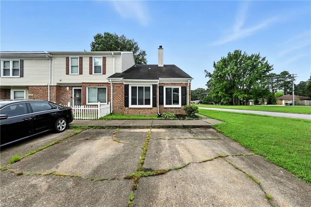 5653 Trafalgar Arch Portsmouth, VA Townhouse Active - Photo 1 of 20. Opens carousel modal