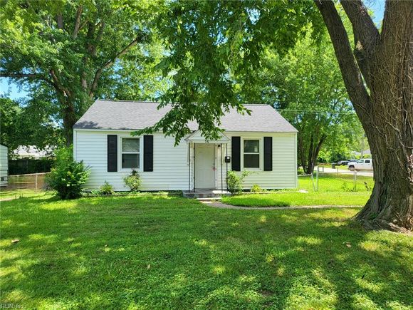 14 Crestwood Circle Hampton, VA House Active - Photo 1 of 23. Opens carousel modal