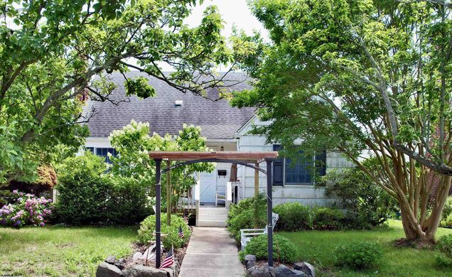 211 W Seaspray