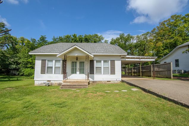 70 Pickwick St Savannah, TN House Active - Photo 1 of 31. Opens carousel modal
