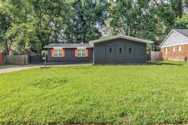 2048 Grovehaven Dr